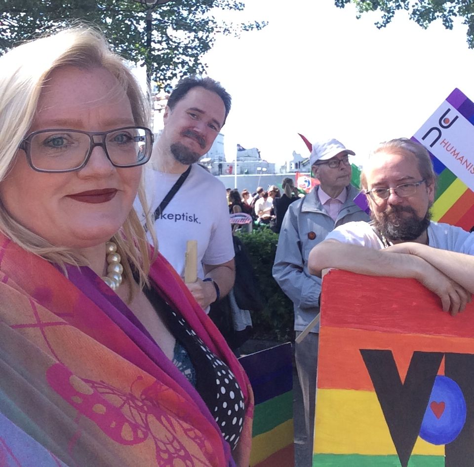 Karin Noomi Karlsson (ordförande VoF Göteborg) med Xzenu Cronström Beskow (VoF Göteborg) och Peter Olausson (ordförande VoF). I bakgrunden Lars Torstensson, Humanisterna Väst.